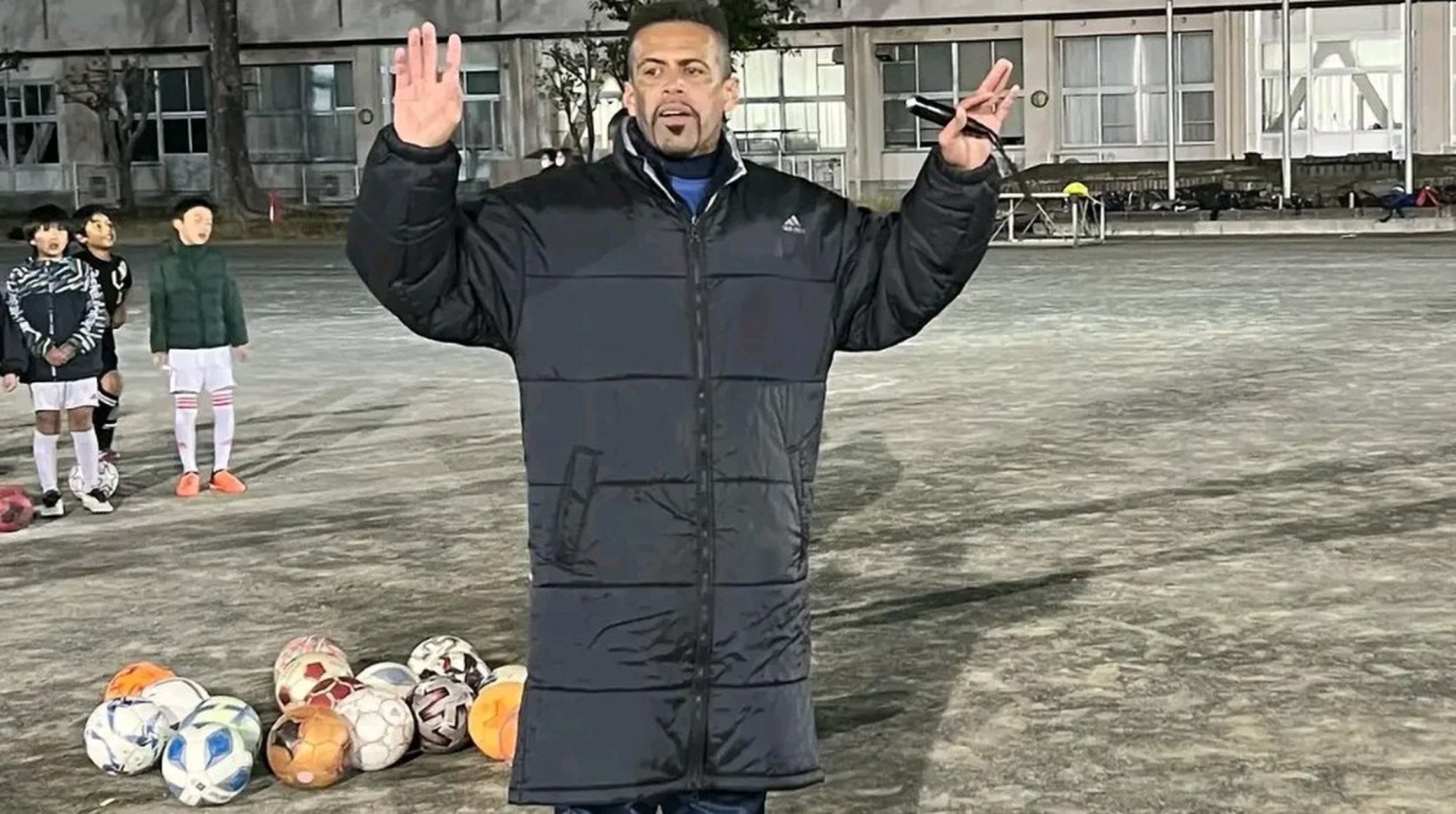 前日本混血球星三都主在退役后并没有离开日本,而是踏踏实实在神户的