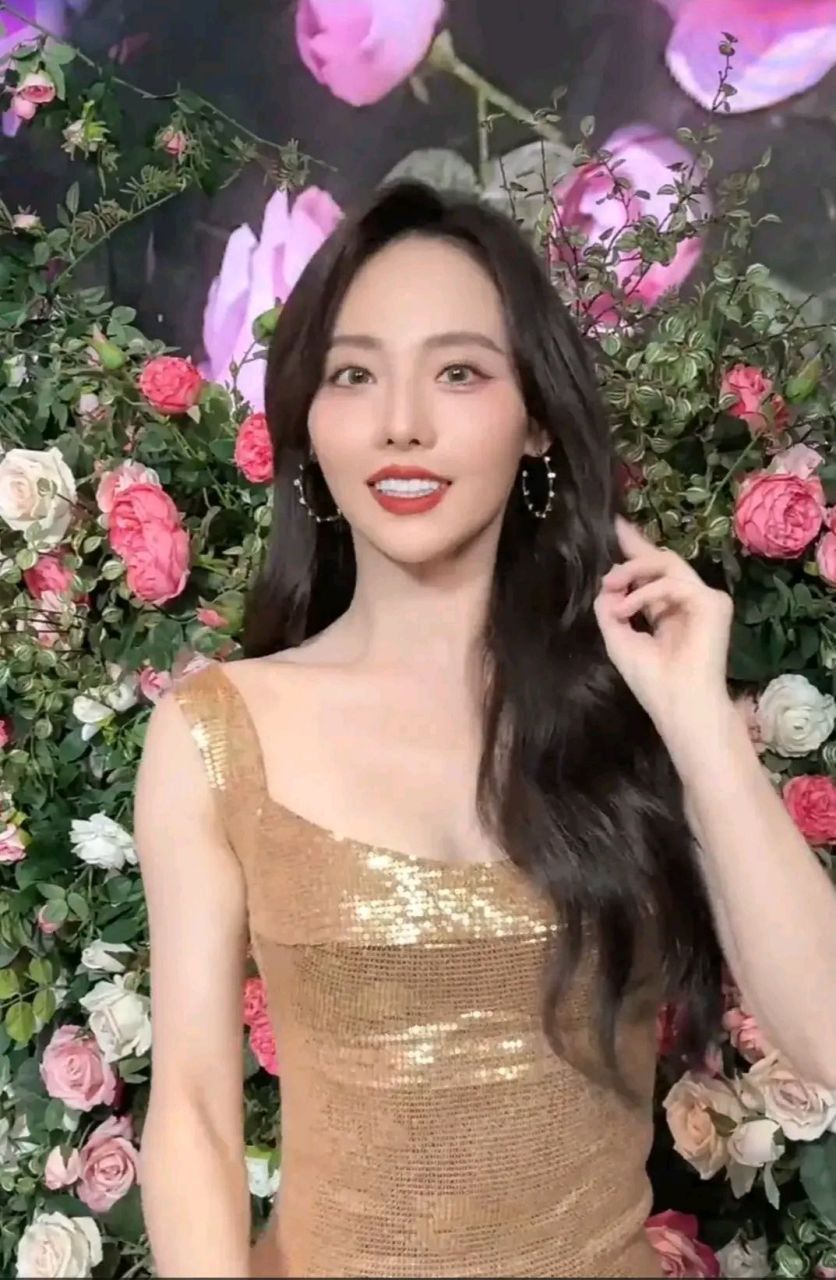 张嘉倪为麦吉丽宣传的美照         她是琼瑶的谋女郎,参演琼瑶翻拍剧