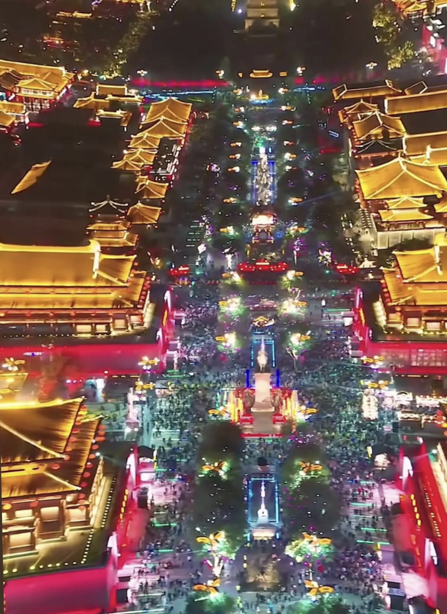 壮观!天空视角鸟瞰西安大唐不夜城灯光璀璨,人流如织