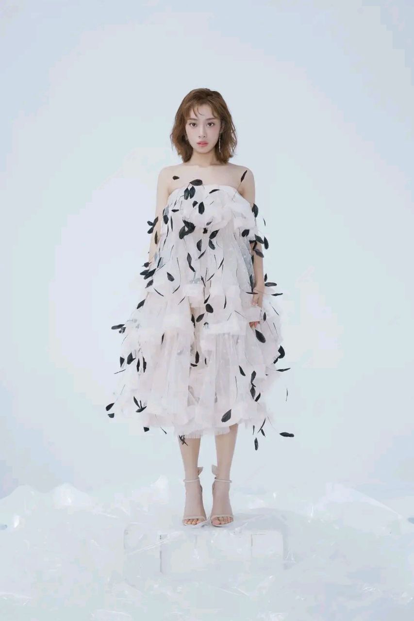 叶炫清,中国内地流行乐女歌手,出生于浙江省绍兴市嵊州市,家里三代都