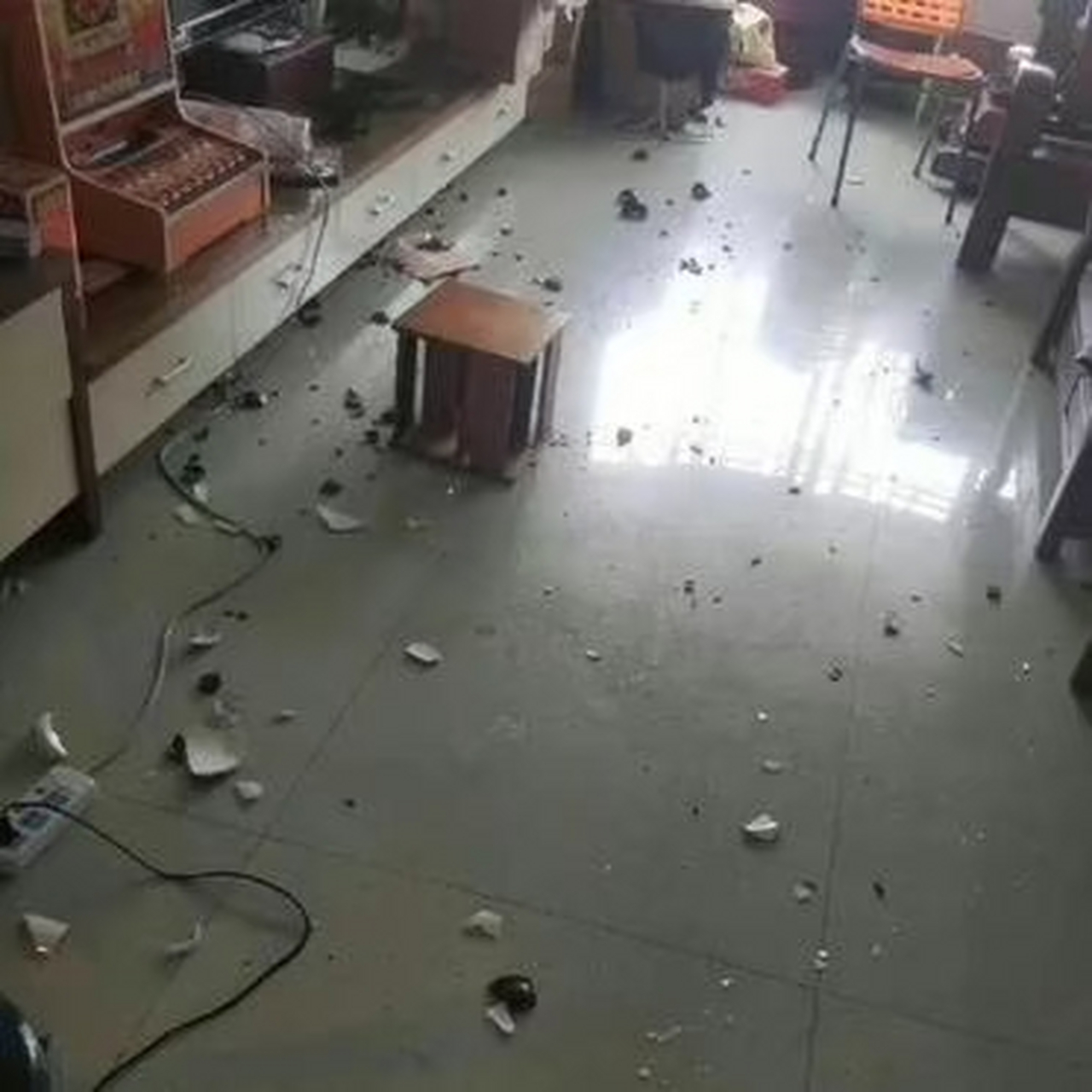 两夫妻不要一吵架就摔东西 没有意义