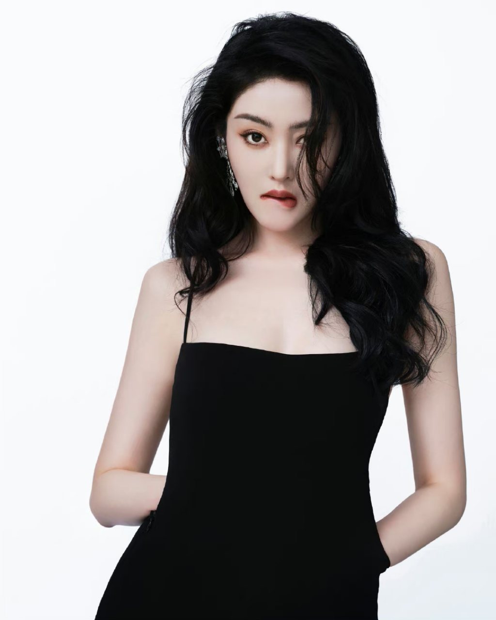 张天爱# 身穿黑色吊带裙,秀丽卷发披肩,明眸皓齿,烈焰红唇,香肩玉背