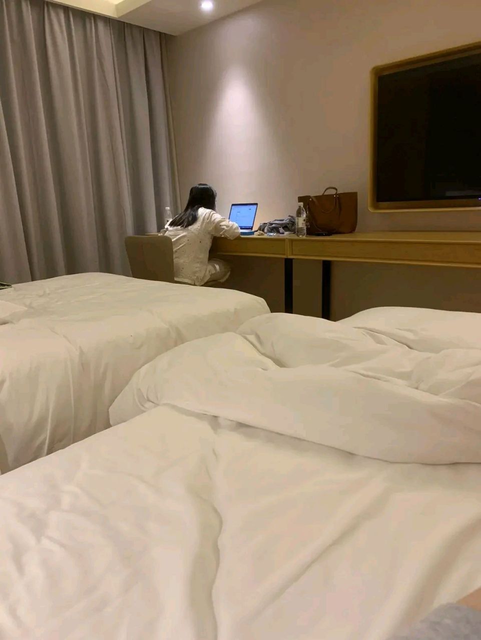 我有个朋友,他女朋友半夜三点跟一男的两个人孤男