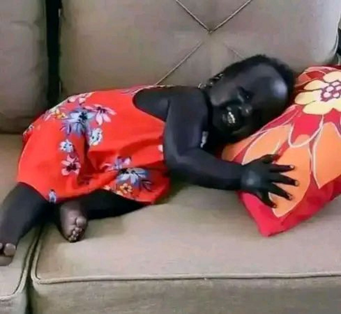 笑不活了!河南一小伙和黑人媳妇结婚,生下一个宝宝,除了牙齿白,全身黢