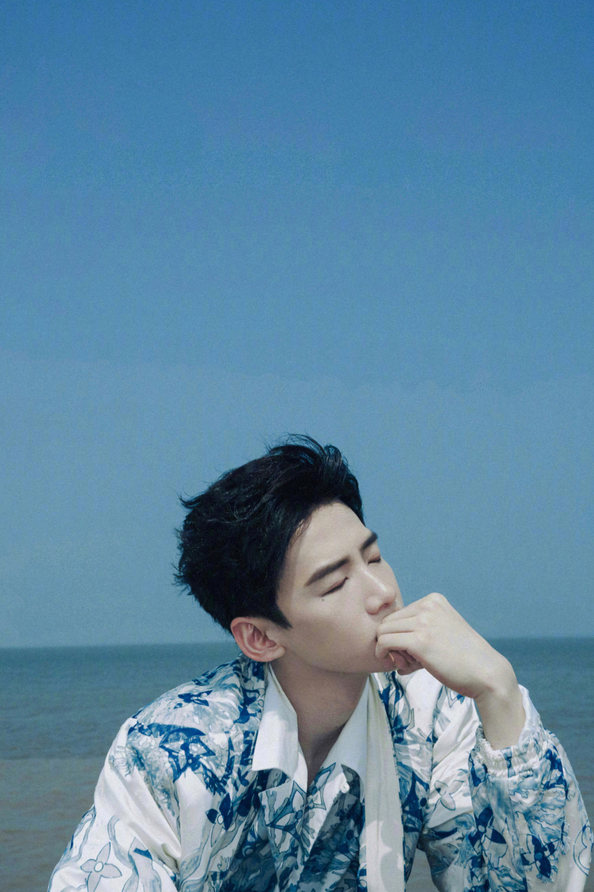 白敬亭海边98照,刚发完照片就被网友说在健身房没锻炼多久就开始