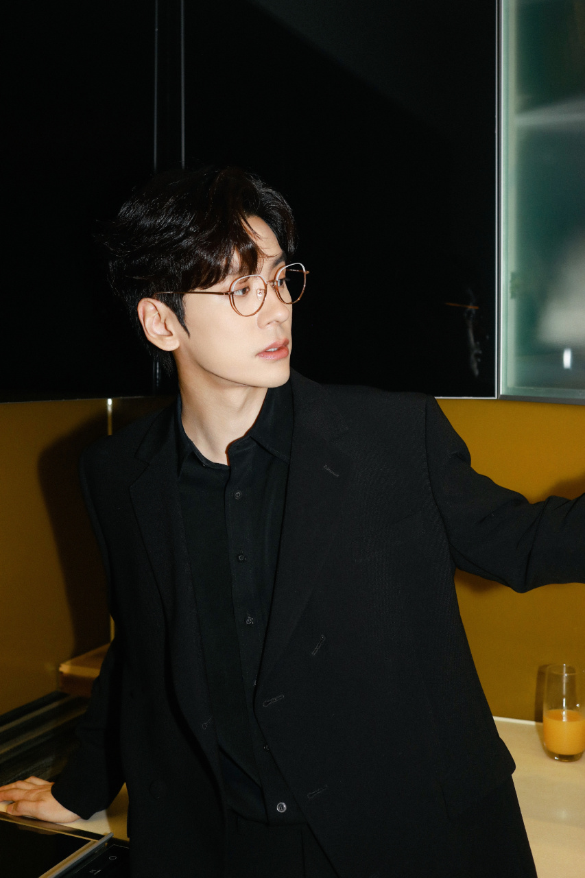 魏哲鸣帅气写真壁纸[小红花]