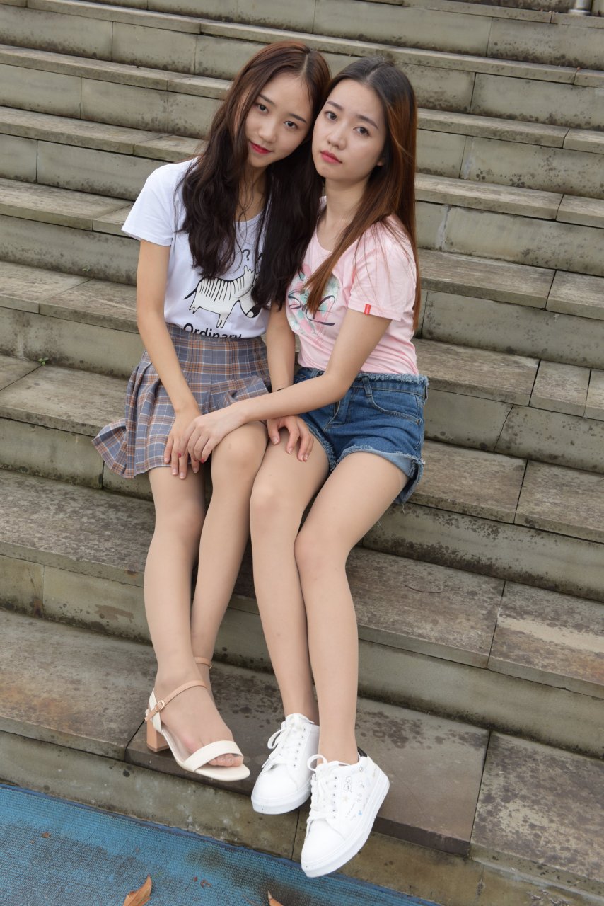 女生穿搭分享: 肉色的丝袜搭配短裙和短裤