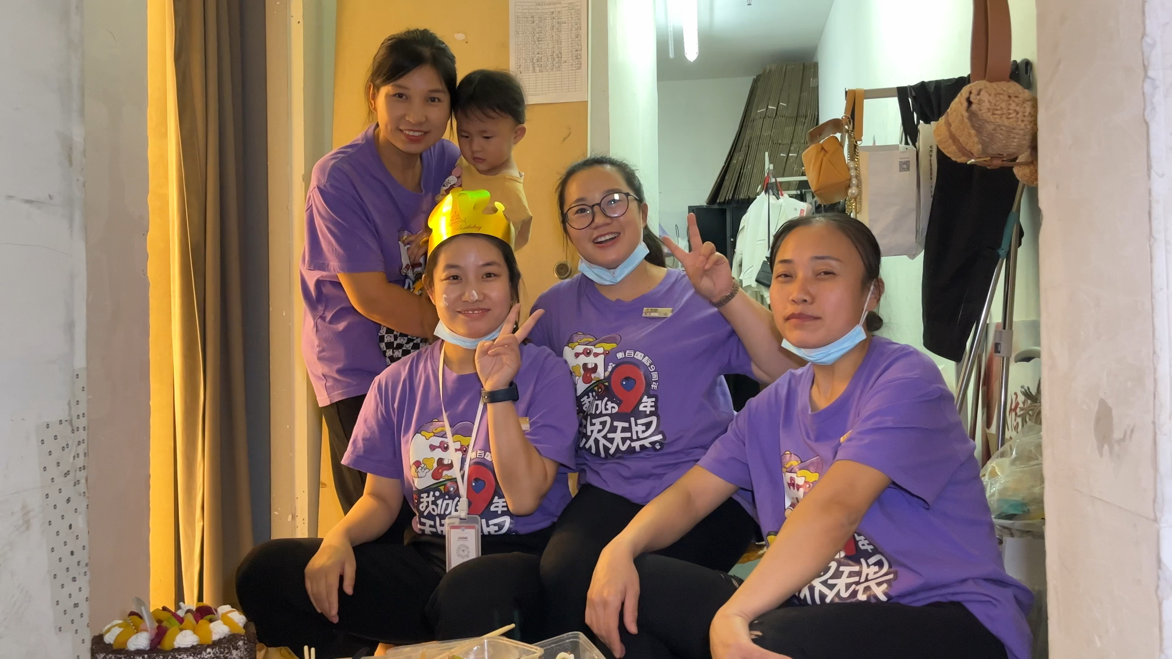 老公带着孩子来单位看老婆,没想到同事过生日,坐下就吃真不害臊