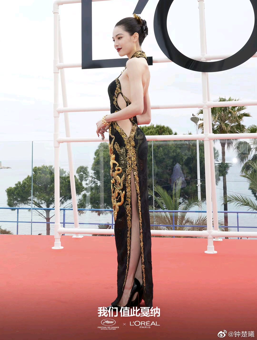 钟楚曦初战戛纳红毯,一袭金线点缀的黑色旗袍惊艳全场!