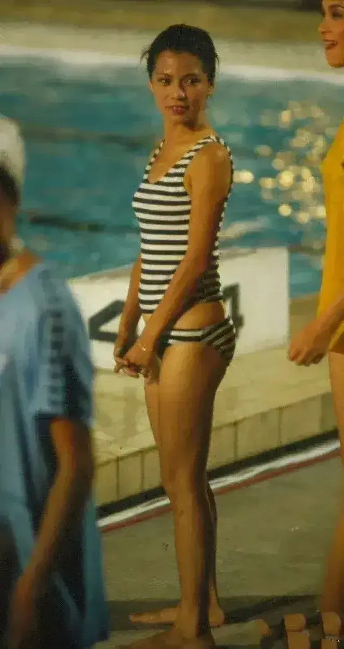 出镜看我的# 未任何修图的翁美玲泳装照.