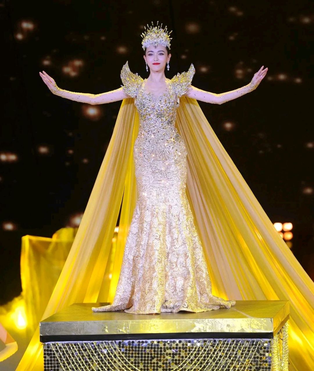 回顾历届金鹰女神,最实至名归的还是赵丽颖icon,其他几位都是金色战袍