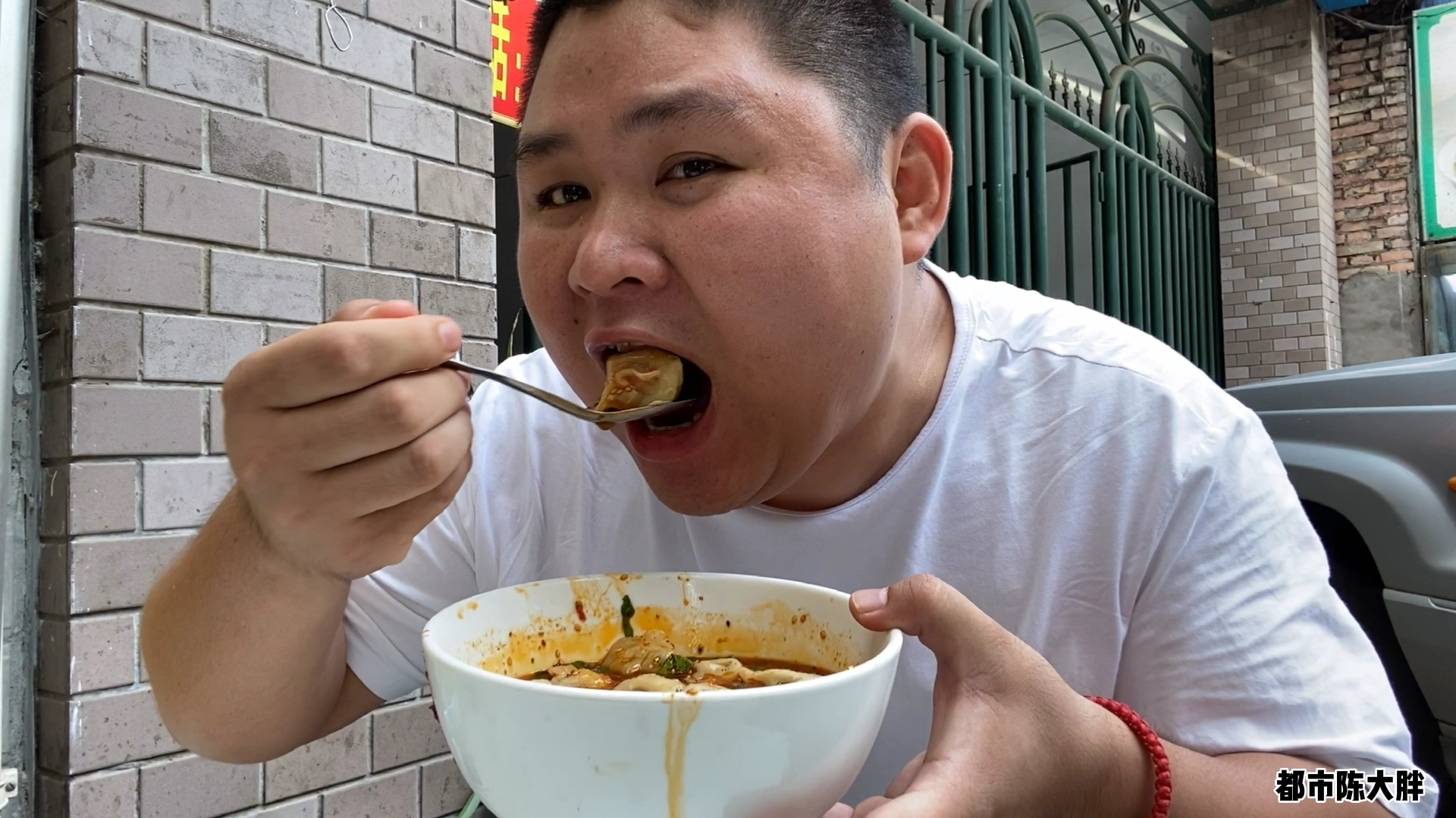大胖去西安的洒金桥吃美食,吃第一家酸汤水饺就已经爱上了这个味