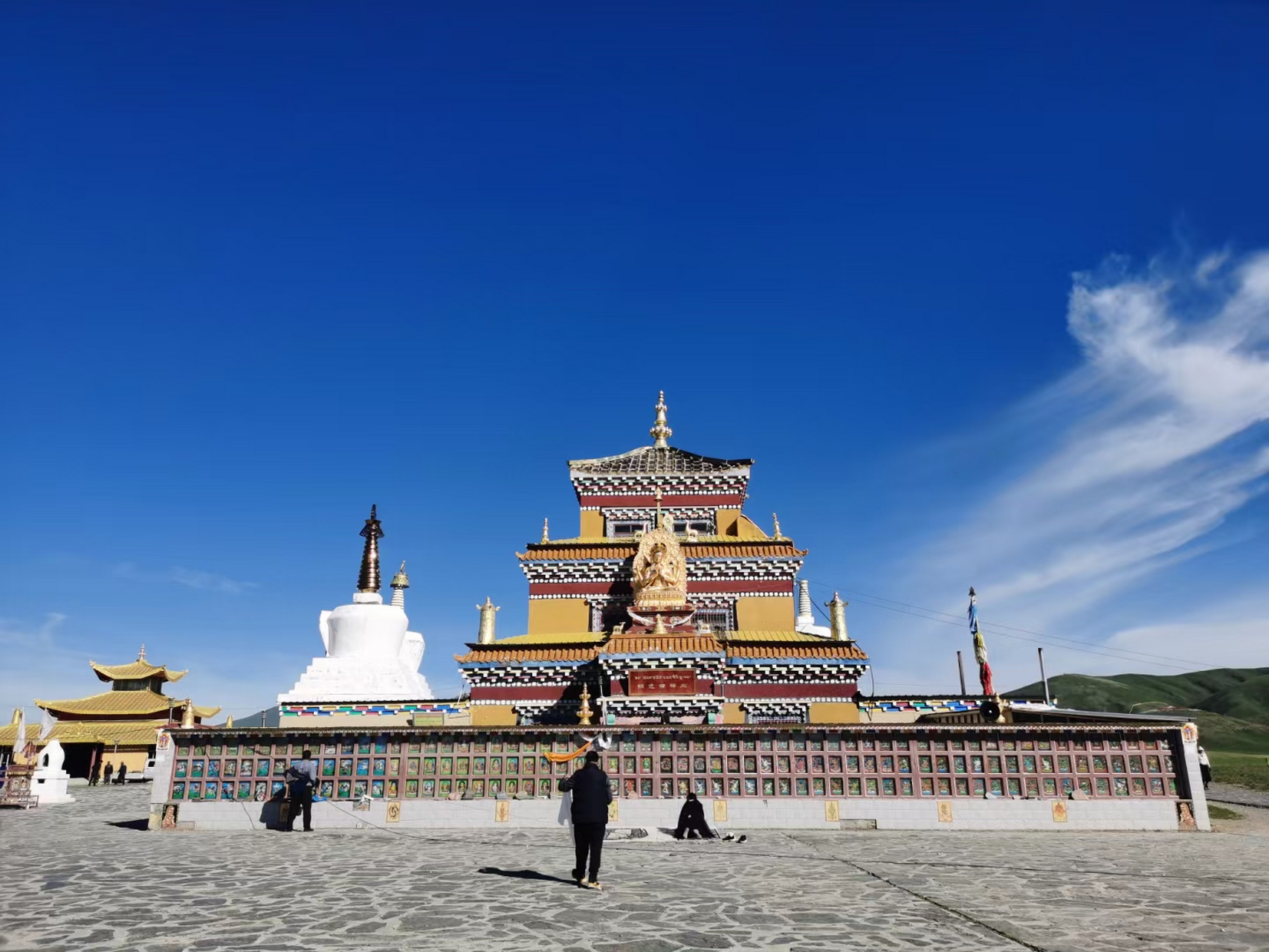 巴格玛尼石经墙位于四川省石渠县长沙贡马乡,巴格玛尼石经墙总长约1.7