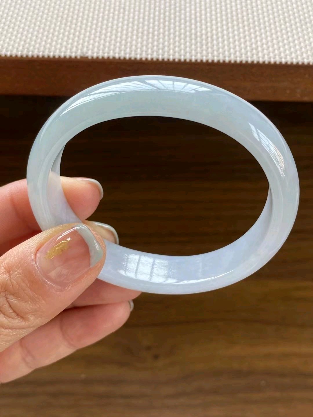 天然冰细糯翡翠手镯