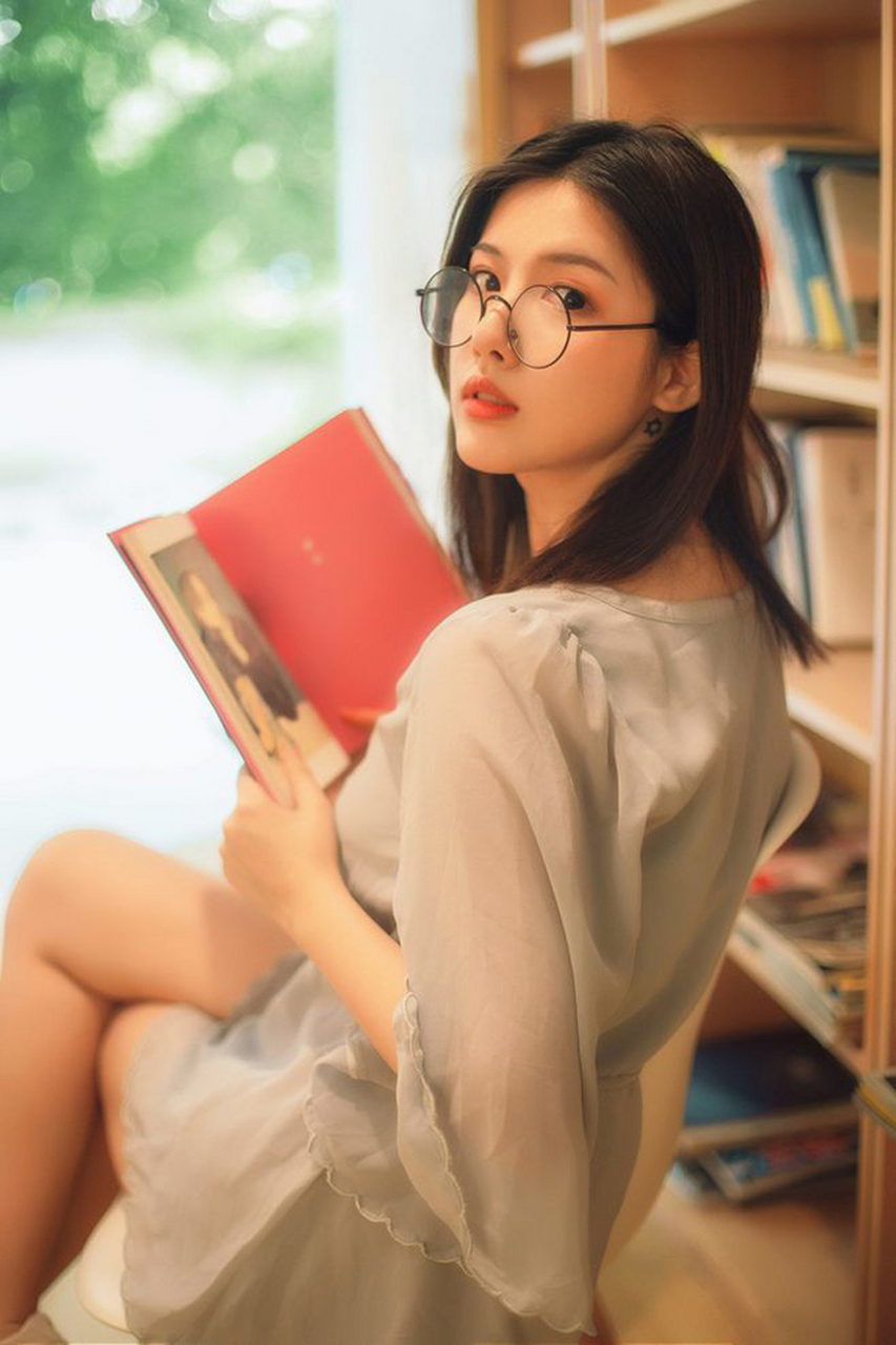 读书的美女,是怎样的可爱  认真看书的美女,内外兼修,美艳动人, 一手