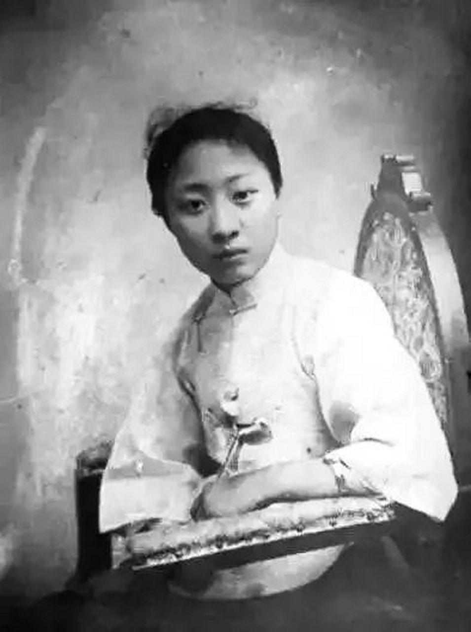 露兰春,自小丧父,5岁时跟随母亲改嫁张师.