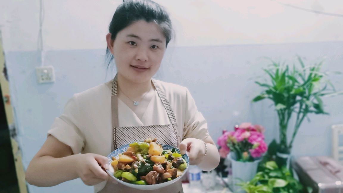 在南京的外地妞,买了6个琵琶腿,土豆和青菜,做了黄焖鸡米饭