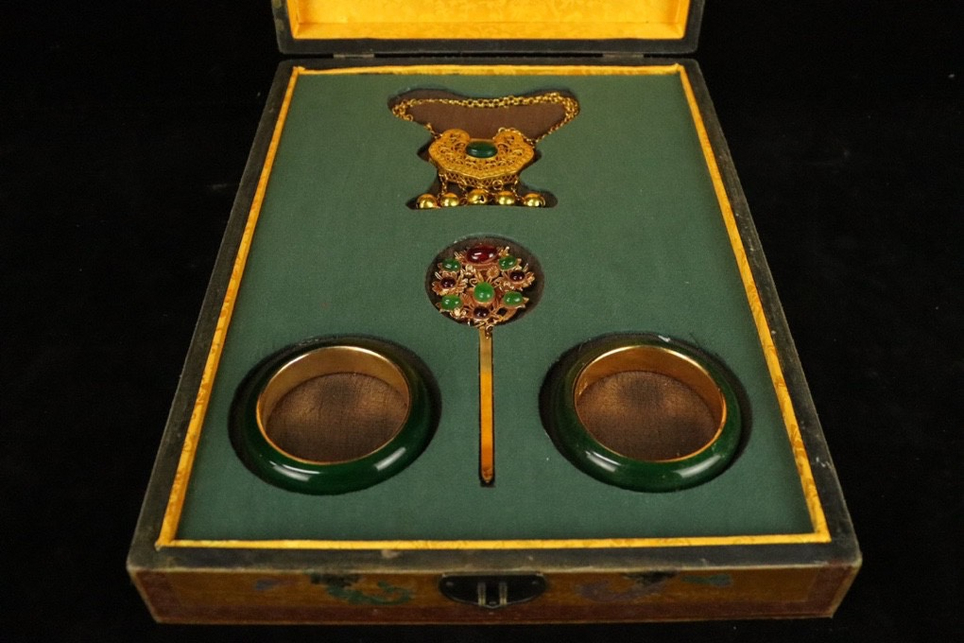 珍藏清代漆器盒装金首饰一套