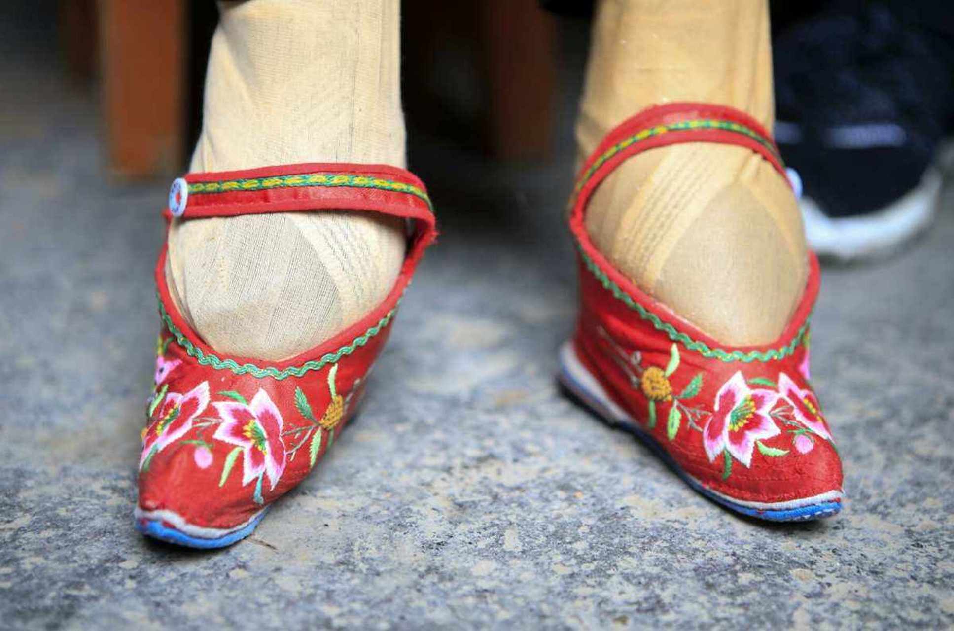 在清朝民间,汉族女孩通常会在四到五岁的时候开始裹足,以使脚的大小变