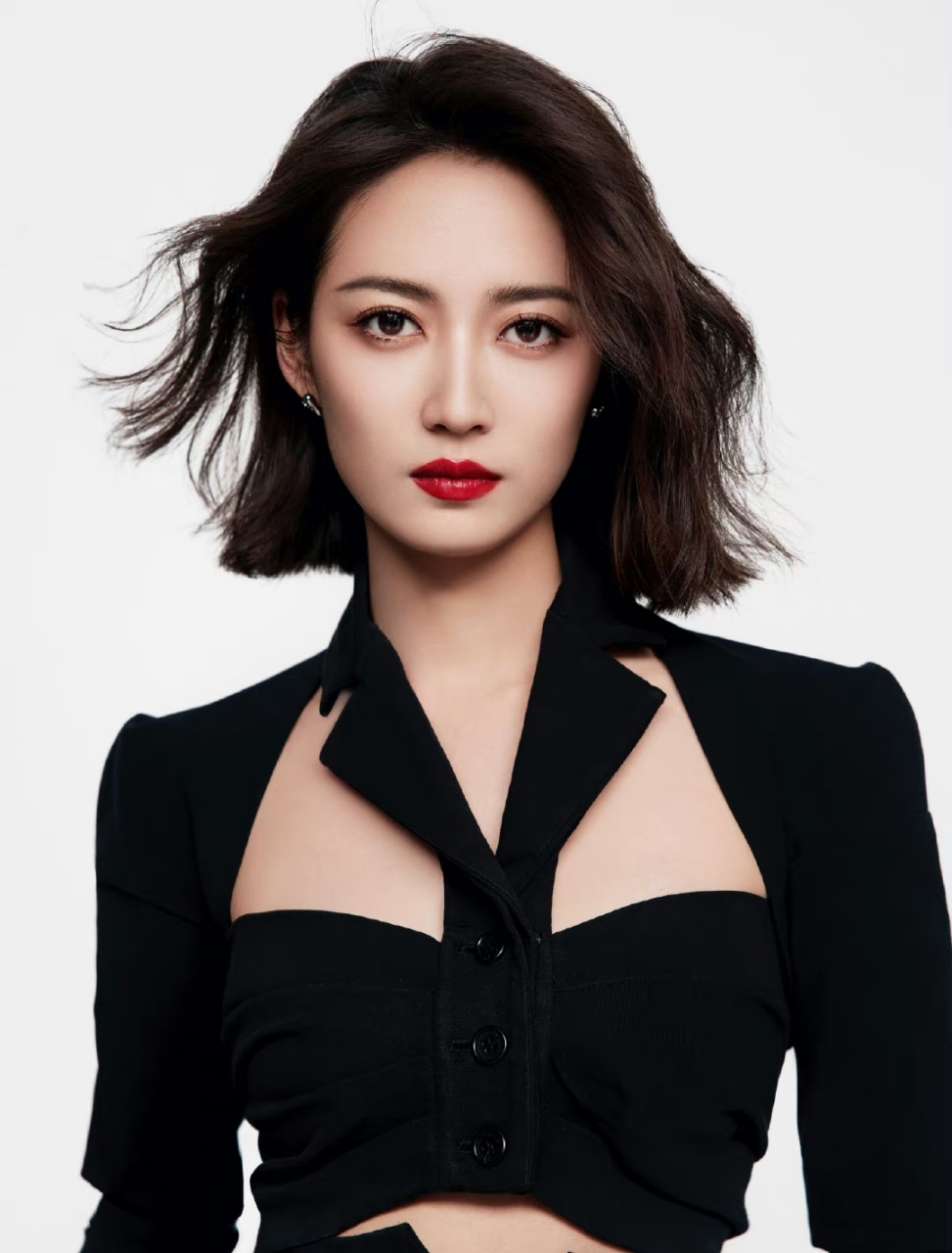 陈钰琪升级当老板,她晒出一组霸气美照庆祝个人工作室成立,事业掌握