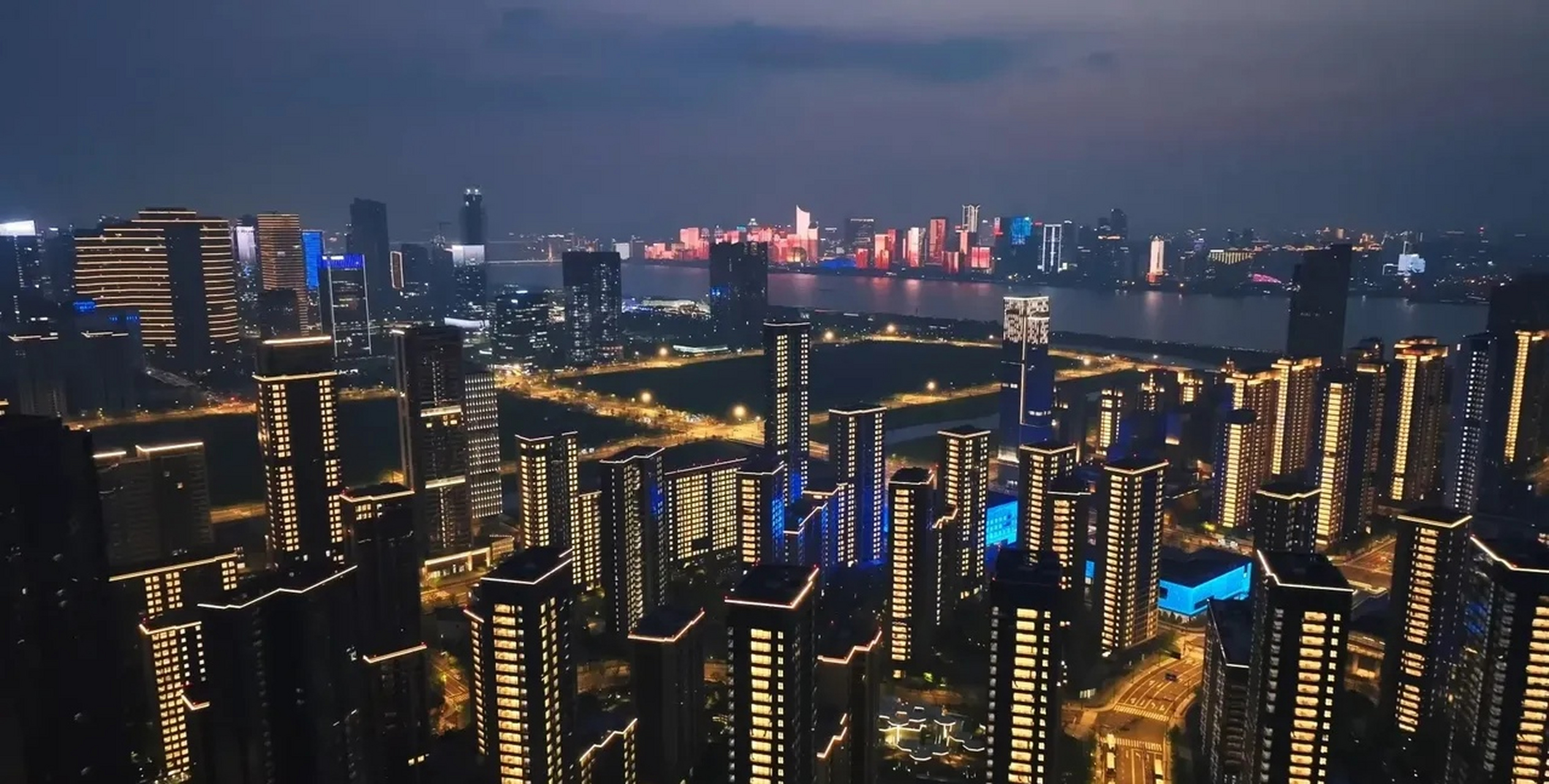 就在今天,杭州亚运村正式开村,整个亚运村由运动员村,技术官员村,媒体