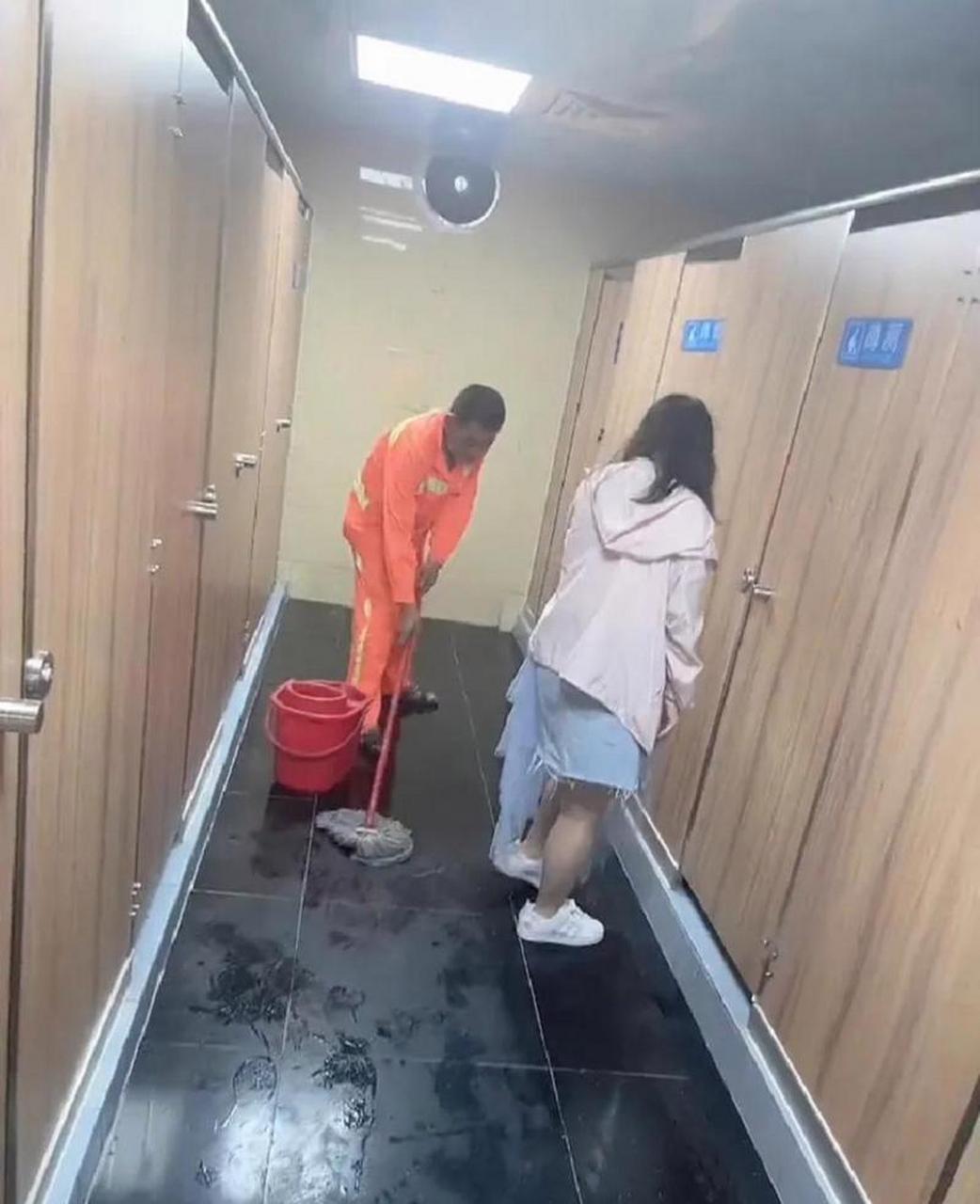 公司为压缩人力成本,男女卫生间共用一个保洁大叔,去卫生间的女同志