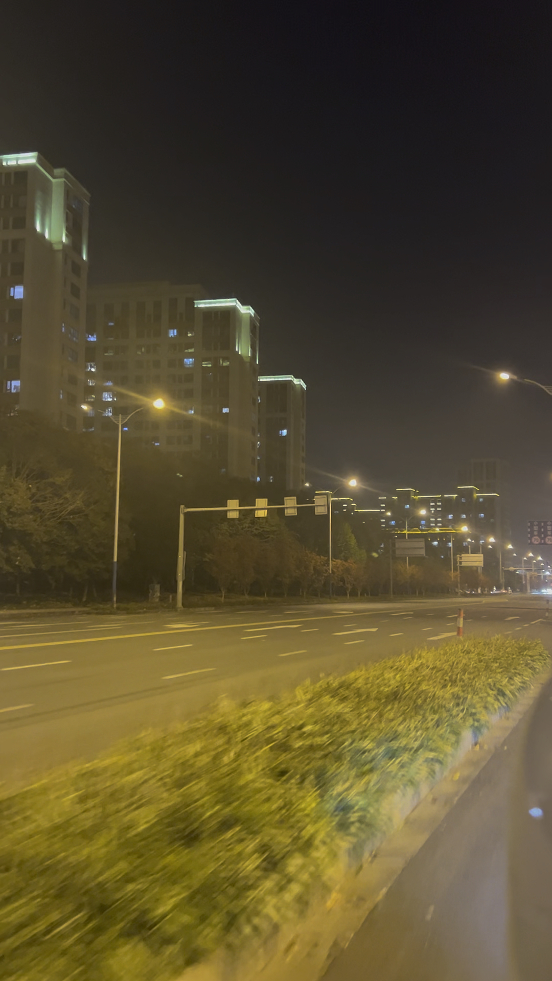 晚上骑电动车去参加朋友的生日宴,随手拍的常州夜景.