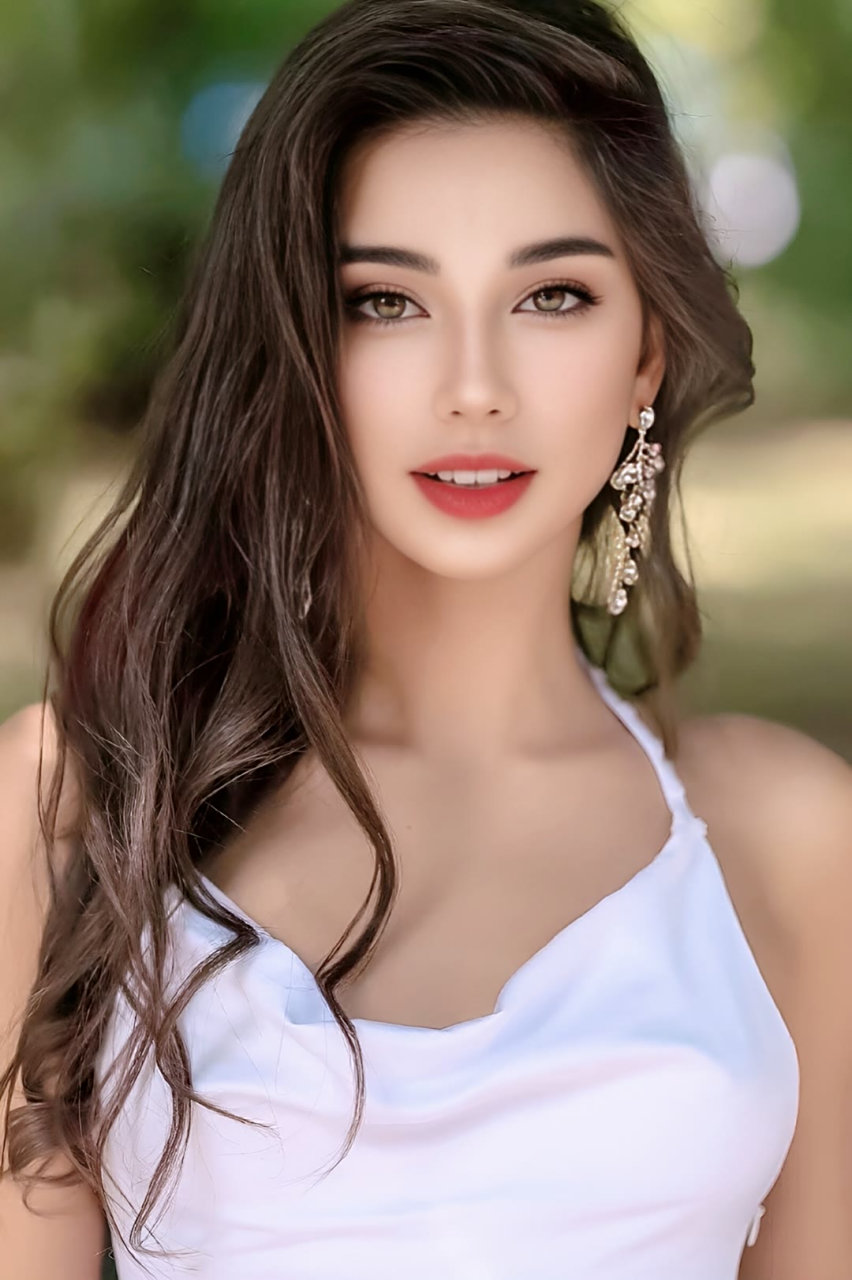 波兰美女maja strojek被誉为"来自仙境的精灵",她的美貌和身材让人