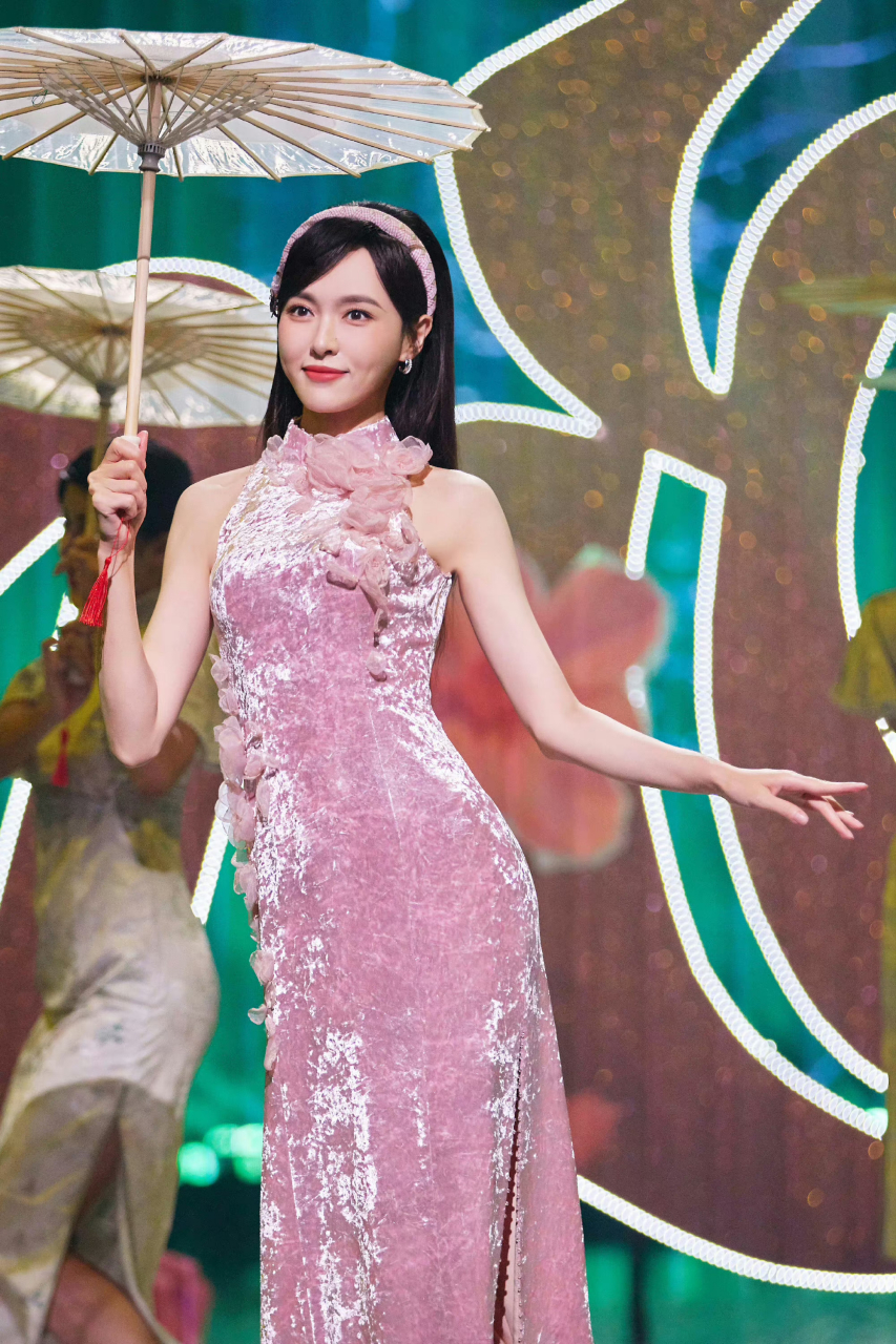 唐嫣旗袍装表演身材真绝