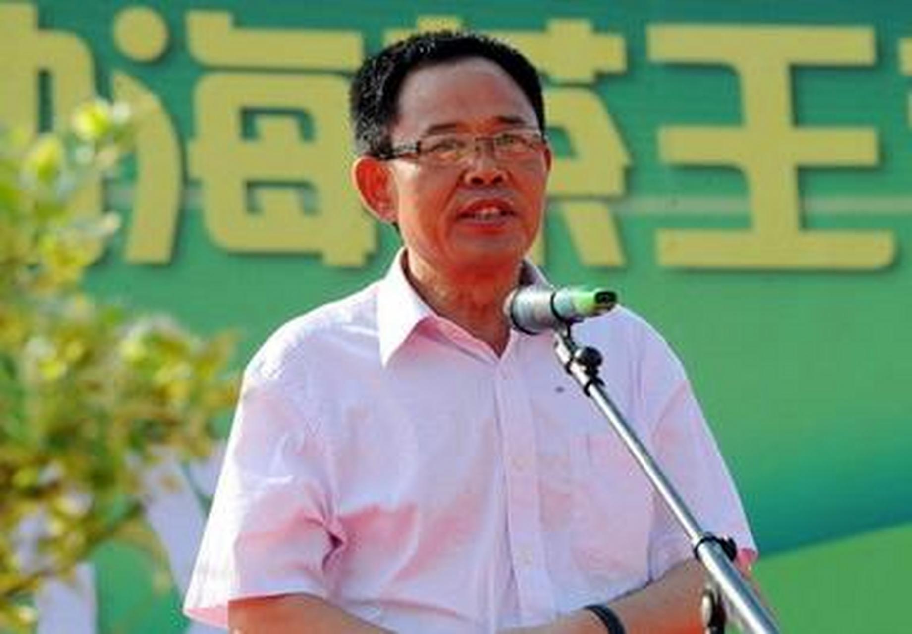 任怀灿:1951年出生于云南文山,现任昆明七彩云南实业股份有限公司董事