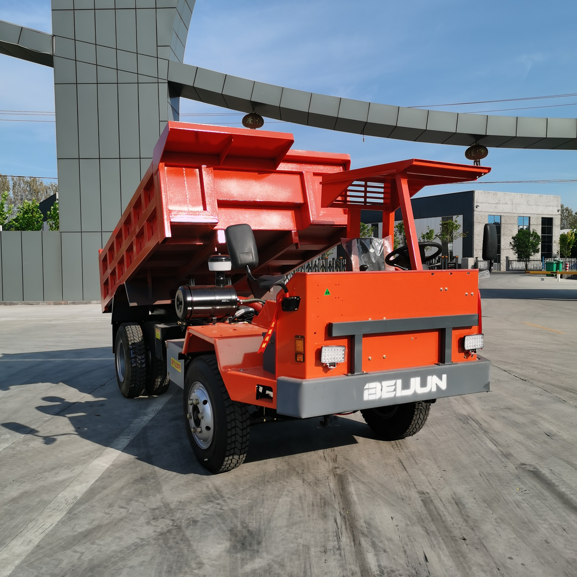 井下拉矿车8吨矿山井下拉矿翻斗车采用用湿式制动前后车桥