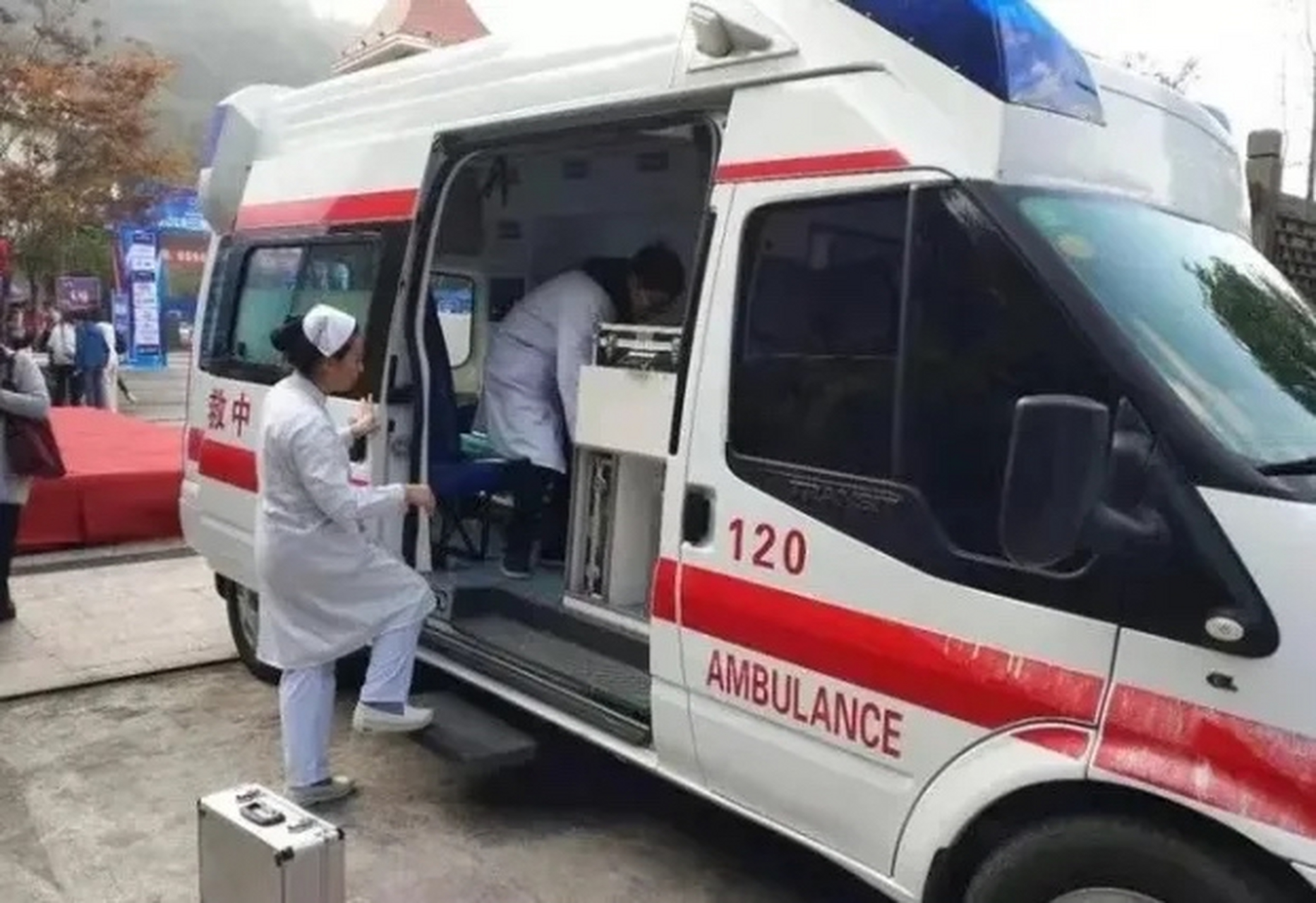 "昨天我妈说胸口痛,然后就打了120救护车,去缴费的时候,我才知道救护