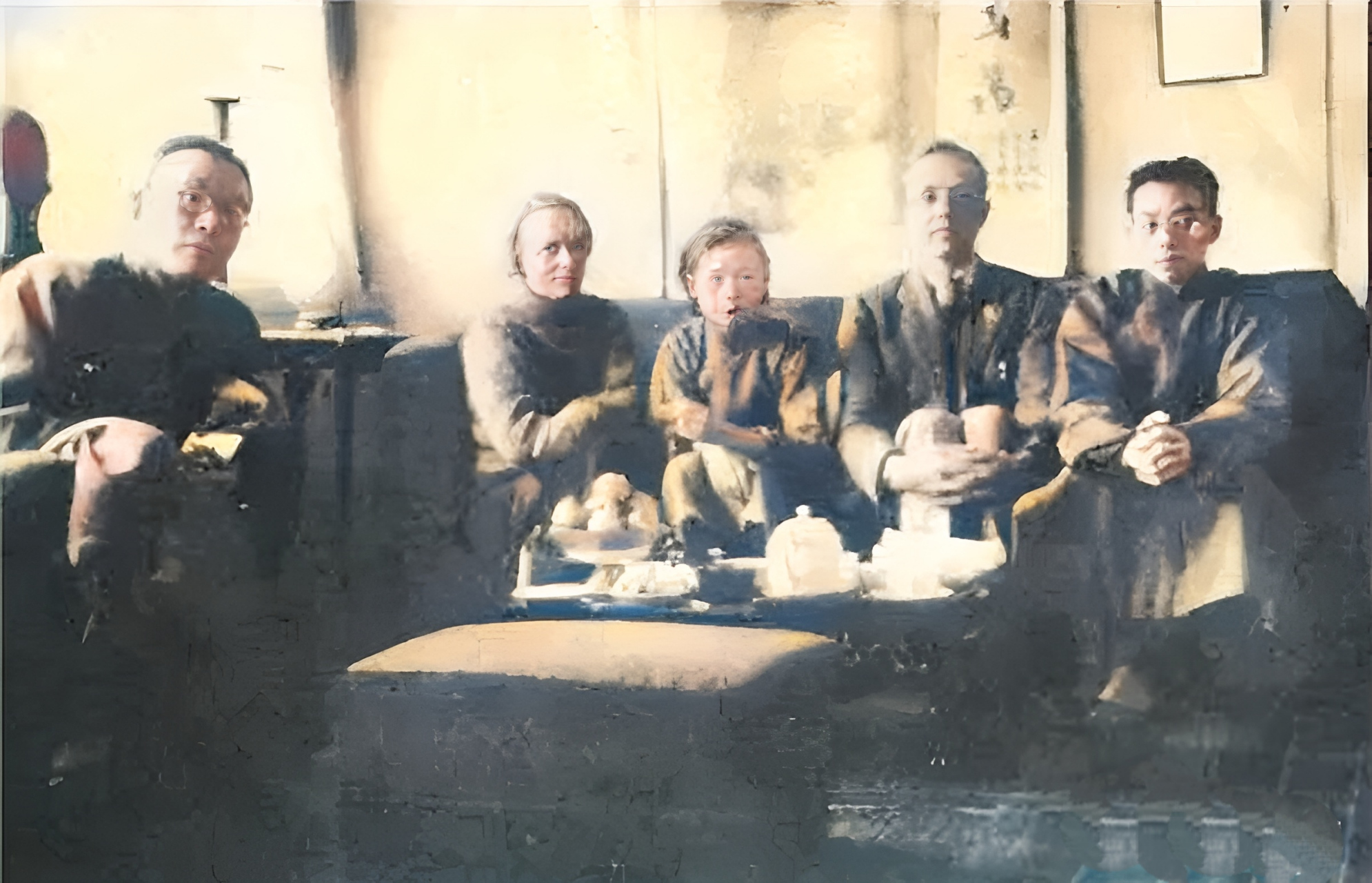 林徽因,梁思成和美国好友费正清,费慰梅夫妇及金岳霖在北京家中的合影