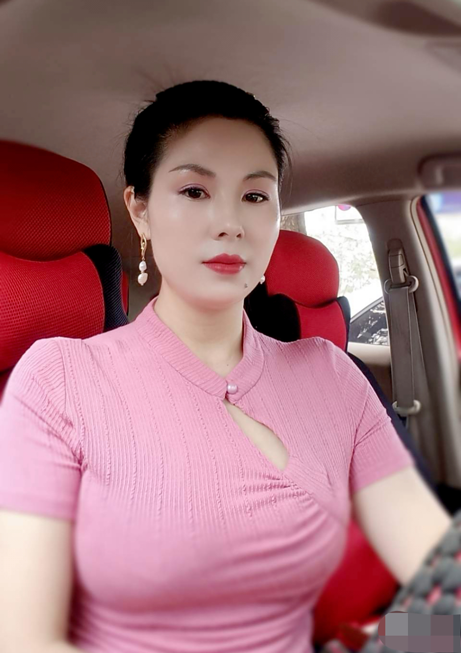 40岁丰润熟姨,厚唇性感