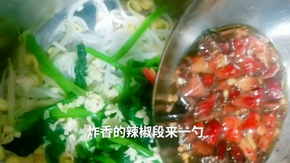 菠菜粉条黄豆芽拌个好吃又好看的小凉菜