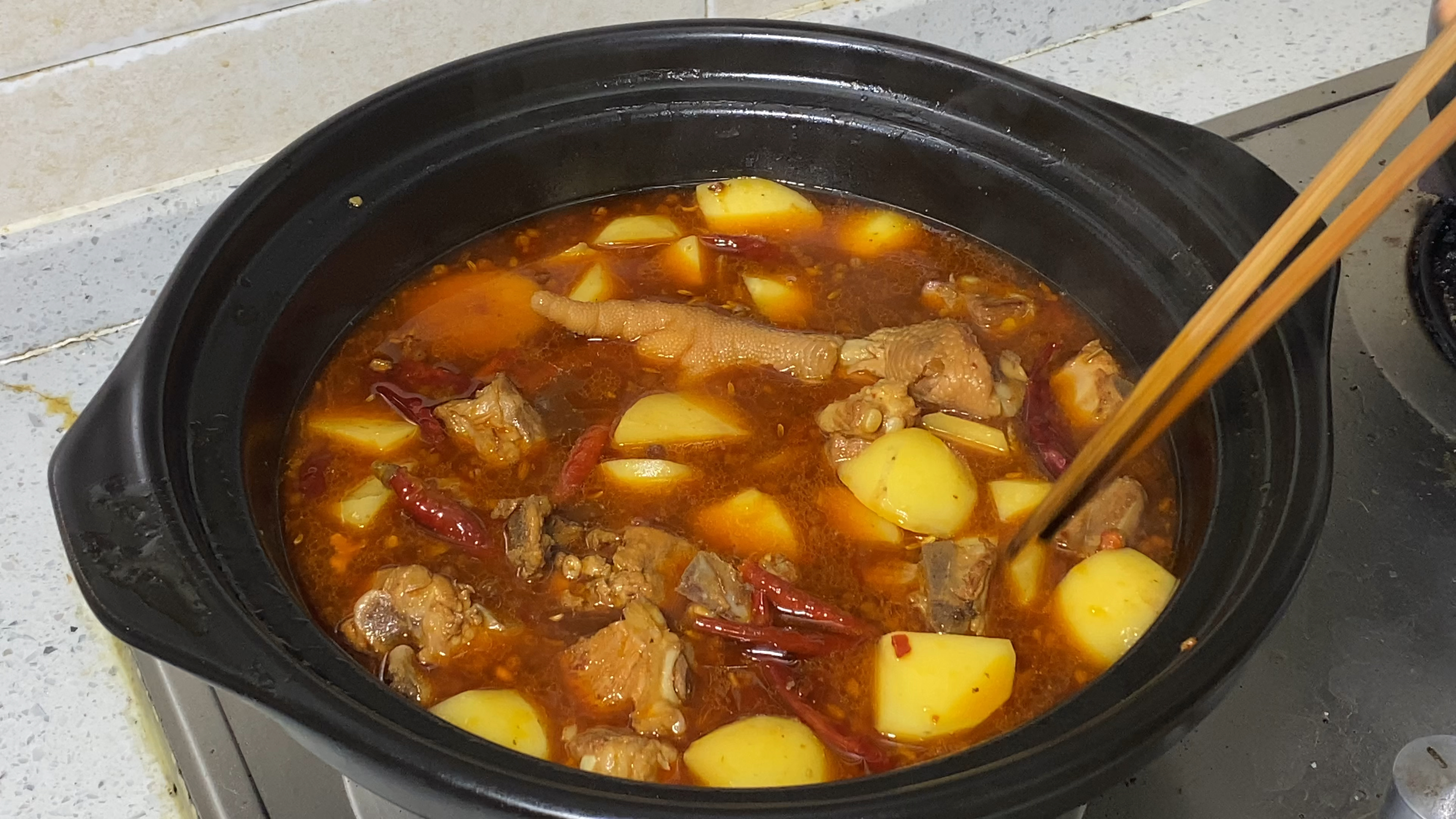 土豆烧排骨,排骨软糯入味,肉香肆意,这土豆也是吸满肉汁的香味