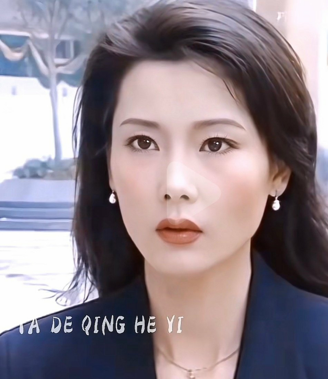 被何赛飞年轻时候的样子给惊艳到了 第一眼看神色和气质非常像木日主