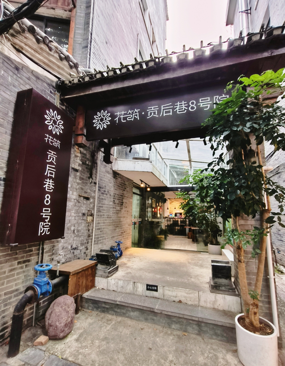 民宿位于桂林东西巷尾,身处热闹街区边,紧邻昔日靖江王城.