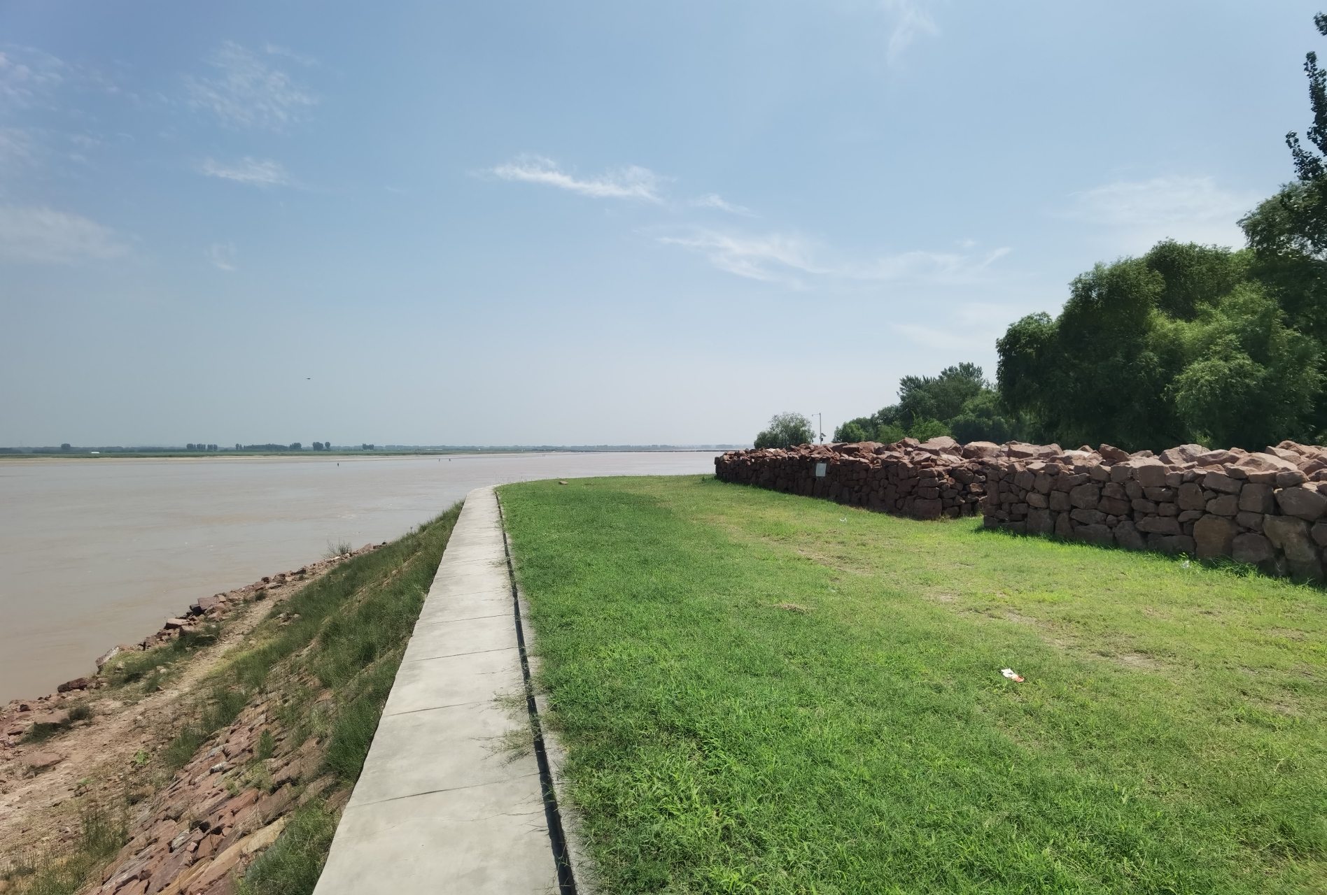 黄河花园口景区,避暑游玩的好地方之一,同时可以见证母亲河上的那道