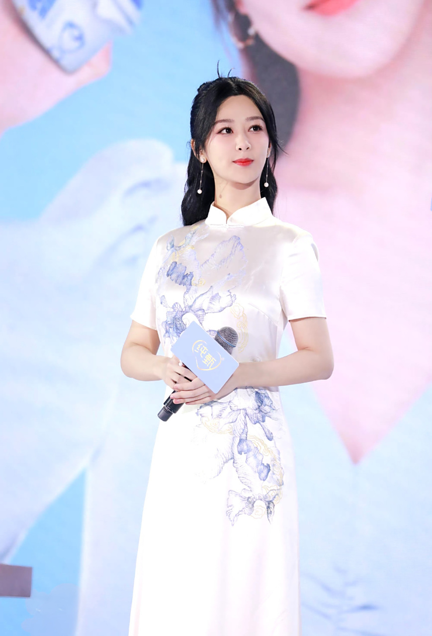 杨紫#  穿旗袍的杨紫实在太美了～什么时候再去拍一部民国剧就好怂.
