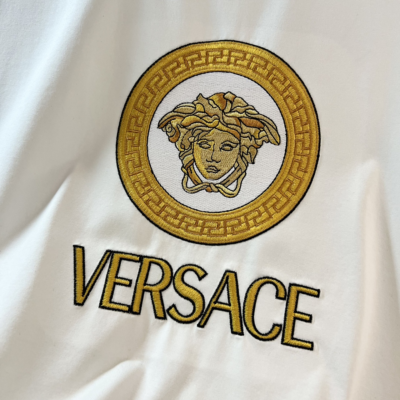 一款单品,将时装美学发挥到极致,标志性元素美杜莎图案以金线刺绣点缀