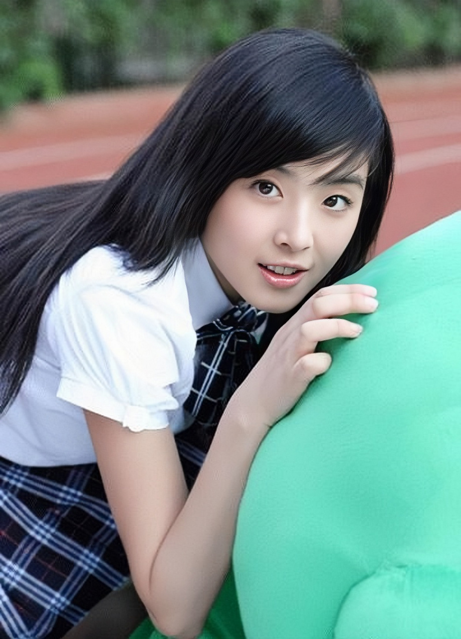 靠清纯可爱的形象出道,当年的张含韵人气和国民度还要更高,16岁凭借一