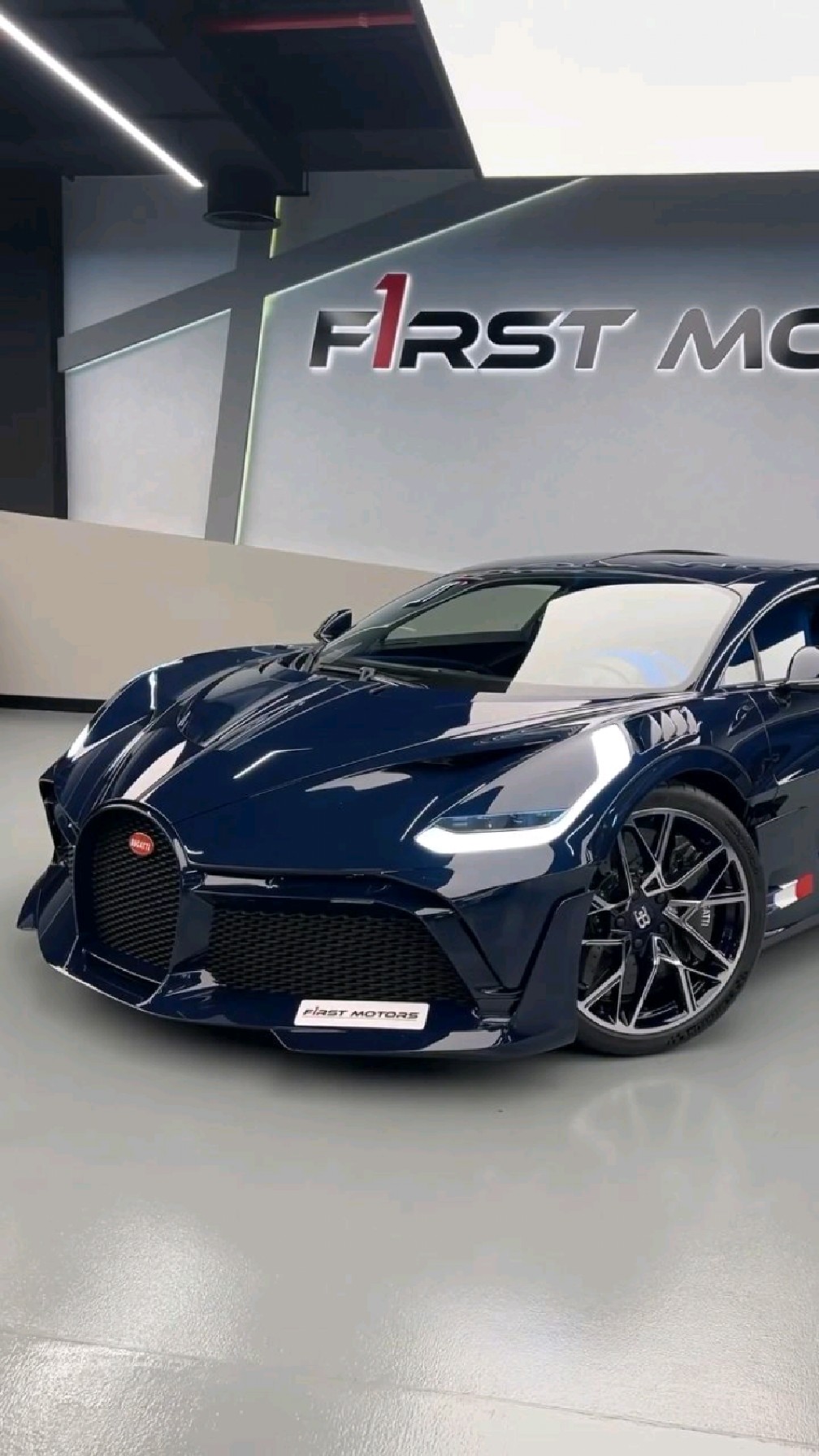 布加迪总感觉哪里怪怪的的,尾灯确实好看-度小视