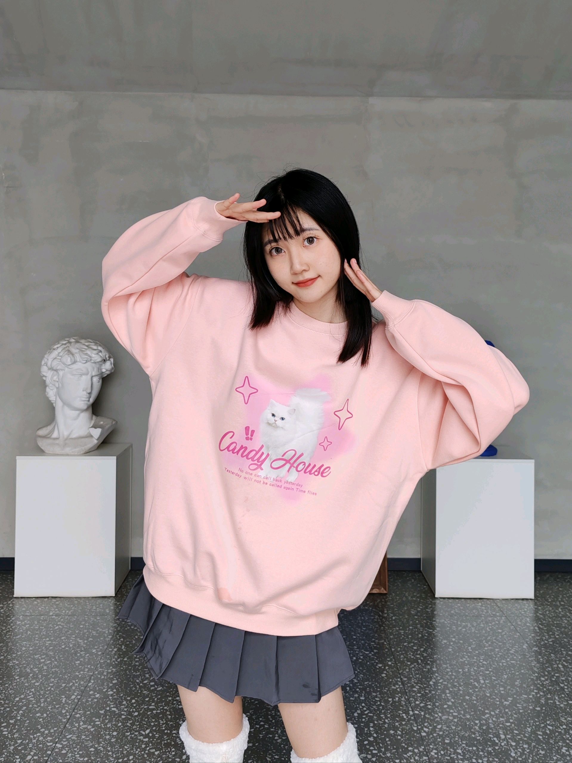 嫩粉色卫衣搭配白色长筒靴,时尚穿搭秀美好生活