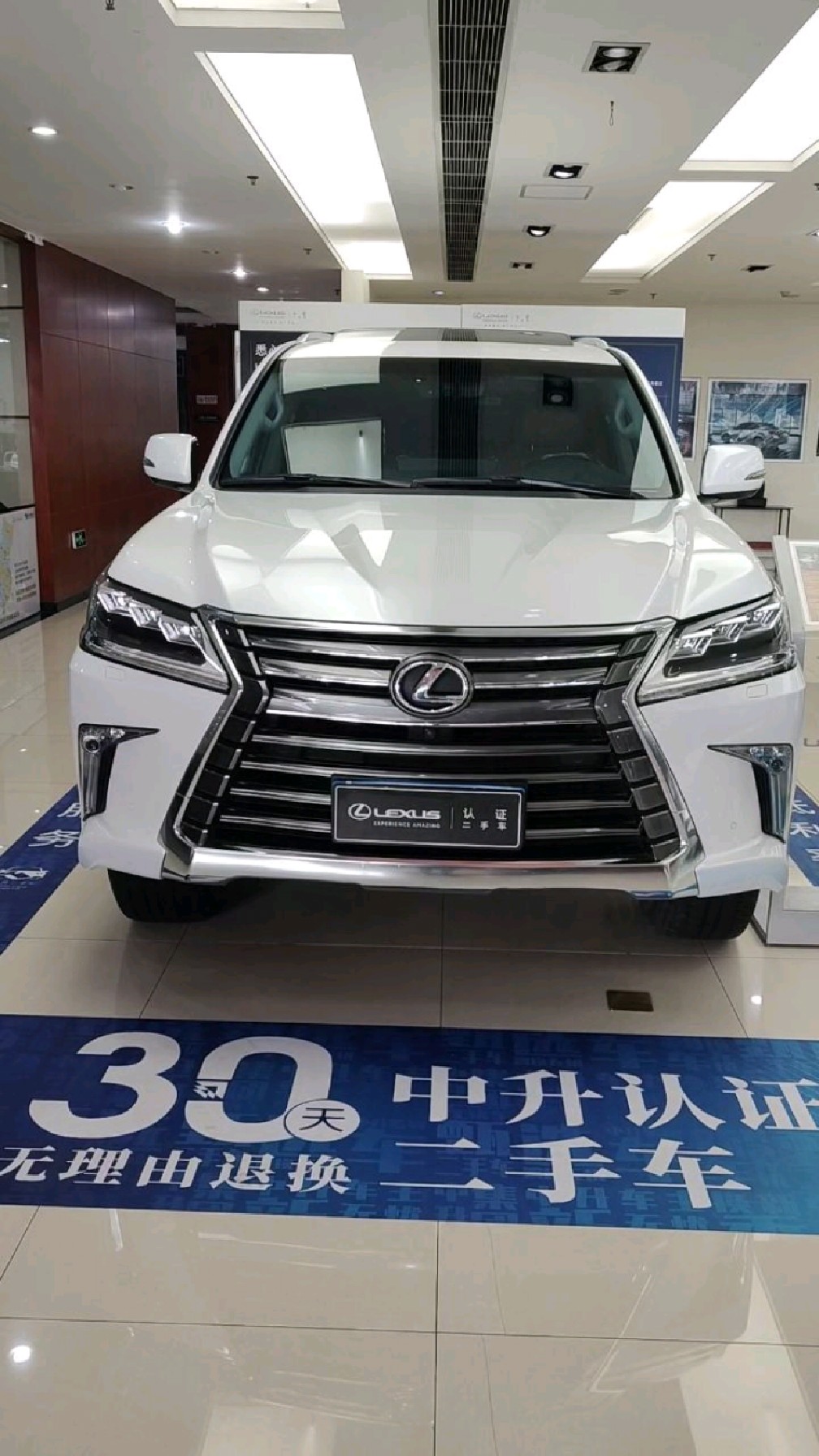 这是一台越野车,雷克萨斯lx570动感豪华版,大排量自然吸气的车越来越