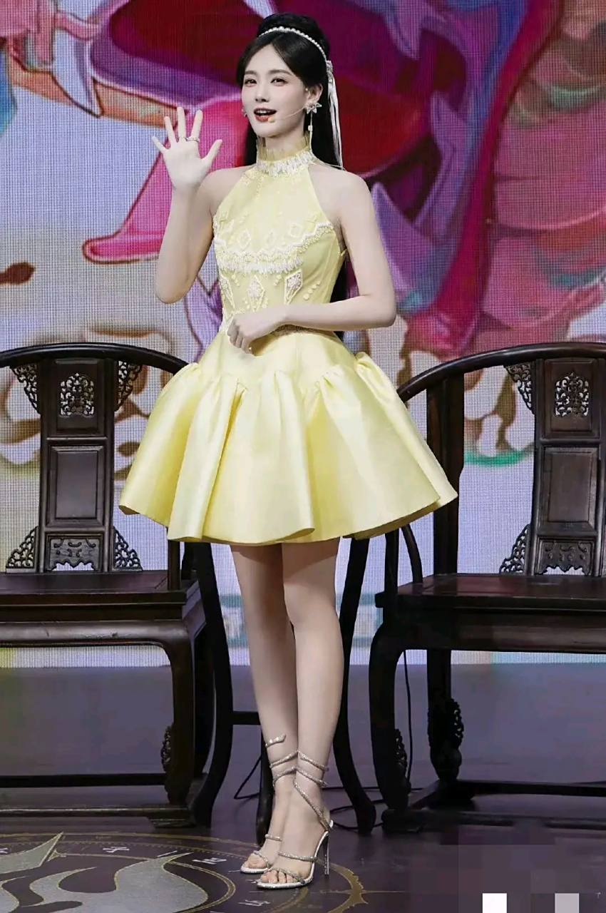 李一桐,凉鞋勒脚  李一桐出席活动,身穿黄色连衣裙,脚踩高跟鞋,看上去
