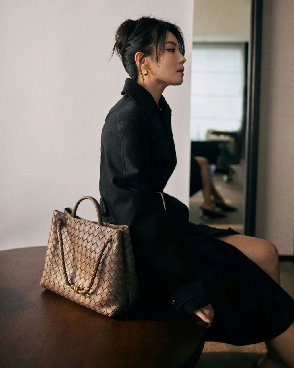 刘涛品牌广告写真. 黑色套装展现御姐风格,优雅大方.