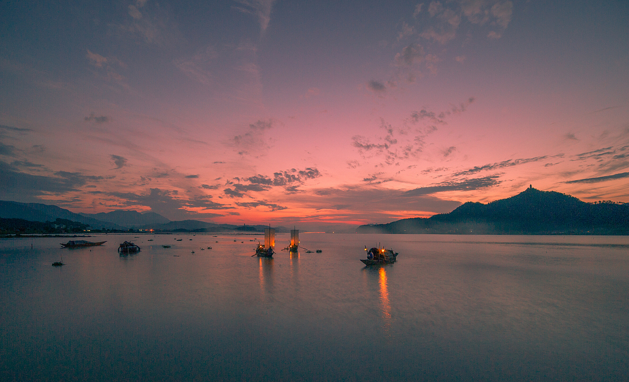 富春山居图以浙江省富春江为背景绘制的.