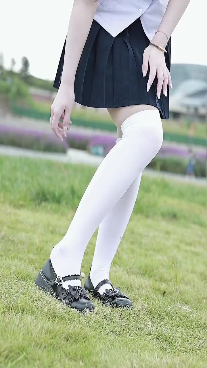 过膝白丝配上jk制服这样的可爱你把持得住吗