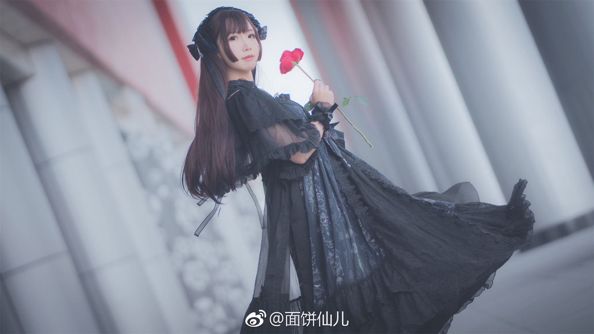 Lolita黑裙系列街头狂欢！画饼仙儿花瓣雨中尽显潇洒风采-秀女社